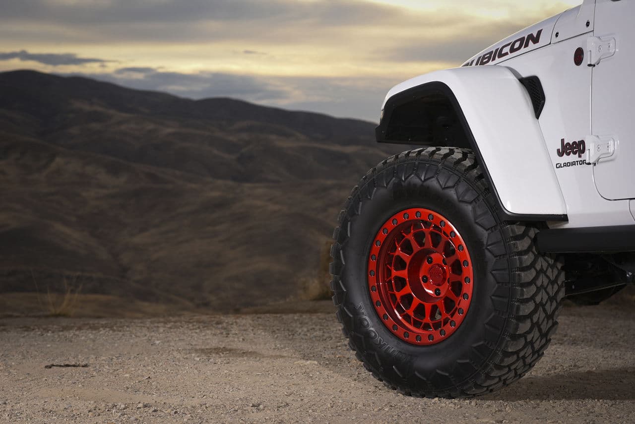 Side profile of 2021 Jeep Gladiator with vehicle wraps