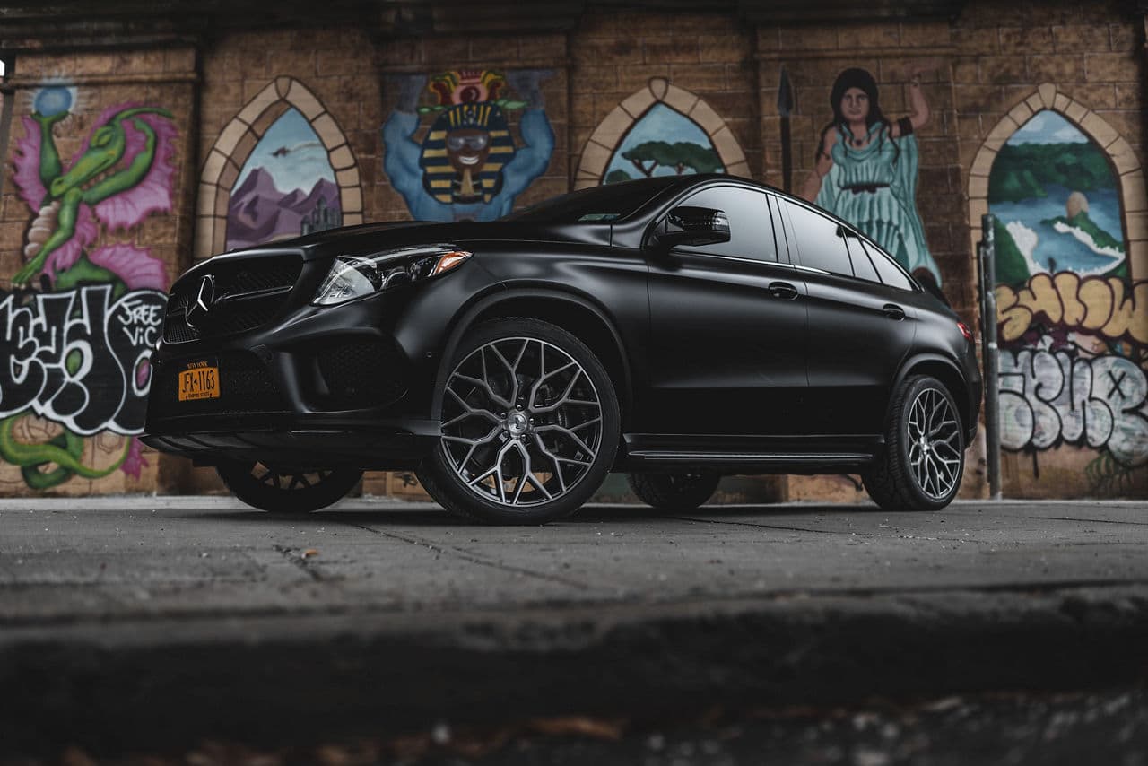 Front view of 2021 Mercedes-Benz GLE with tuner wheels