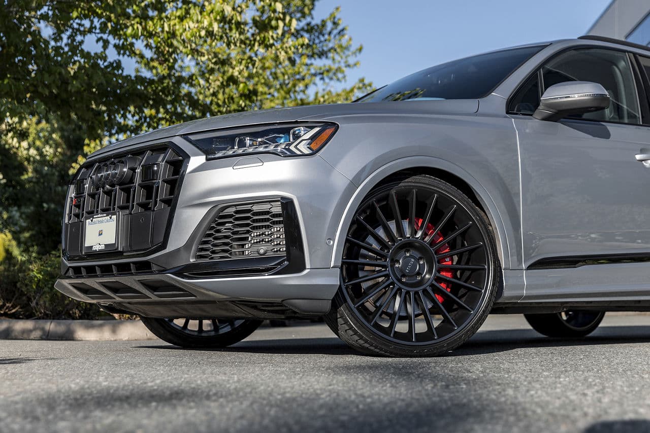 Side profile of 2022 Audi Q7 with wheels