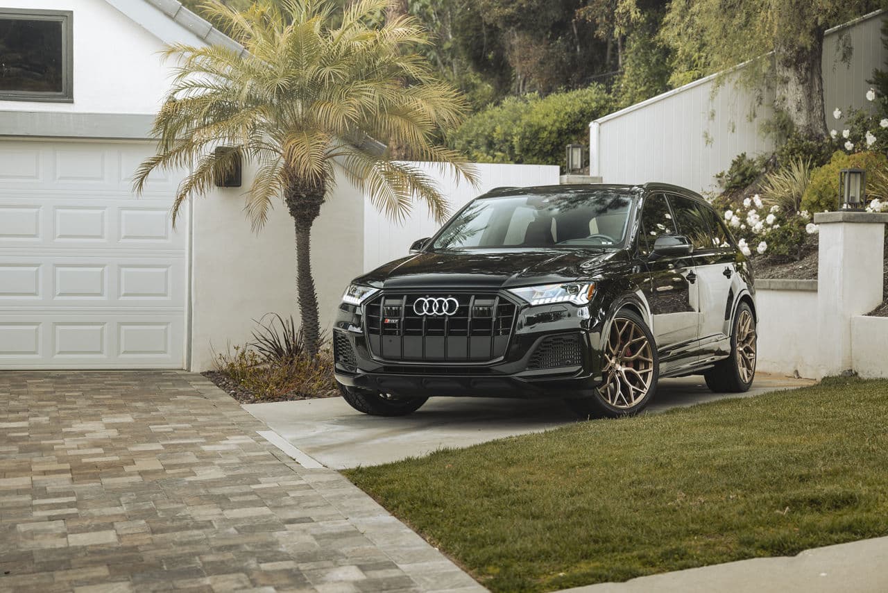 Front view of 2022 Audi SQ7 with wheels