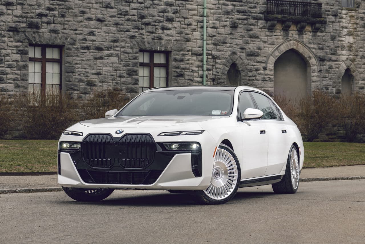 Detail view of 2022 BMW 7 Series with wheels