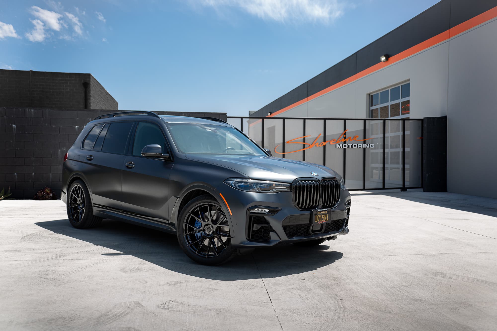 2022 BMW X7M — wheels, side profile