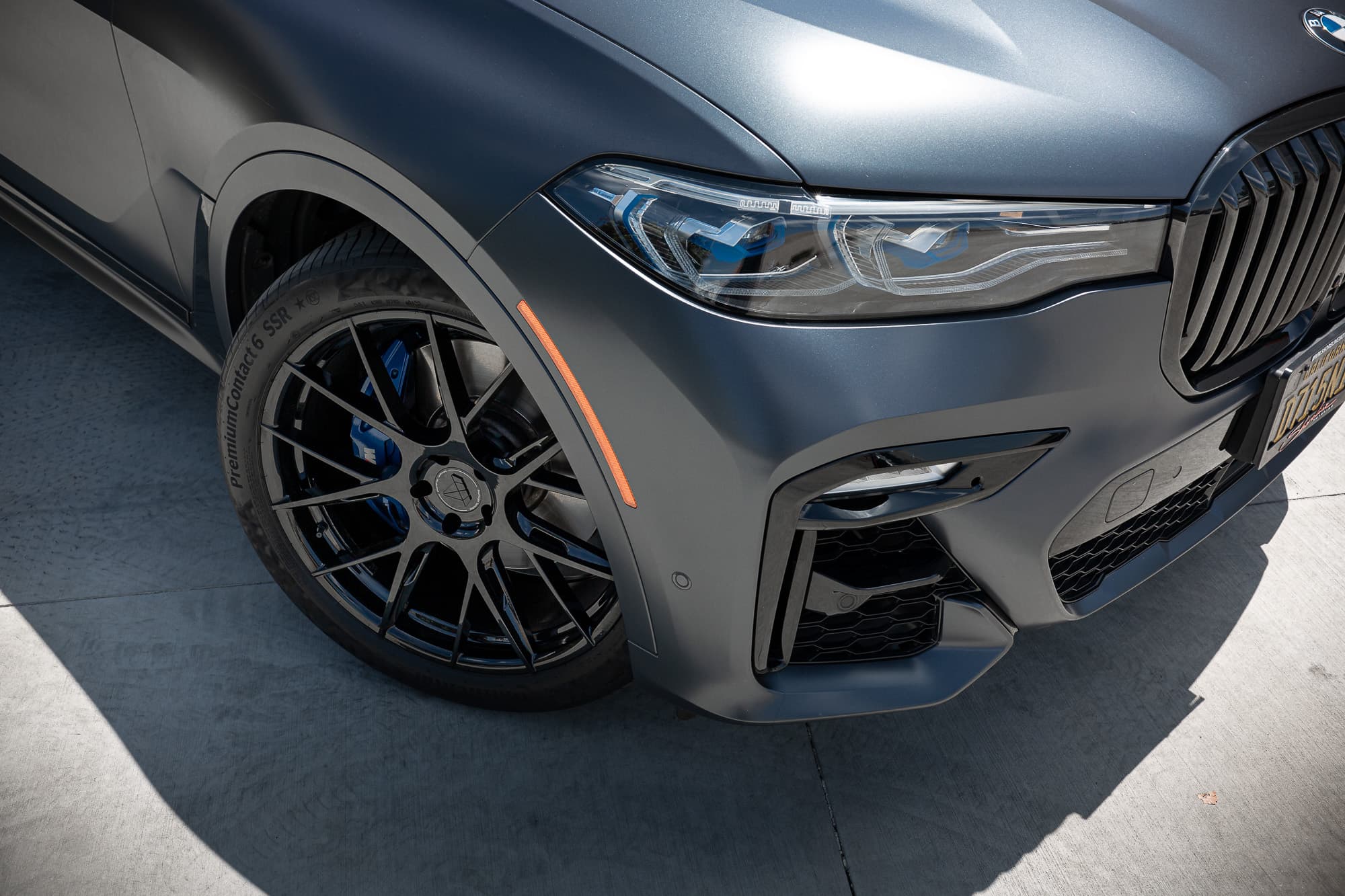 2022 BMW X7M — wheels, detail view