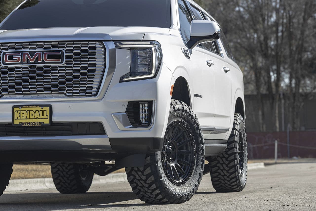Side profile of 2022 GMC Yukon Denali with wheels
