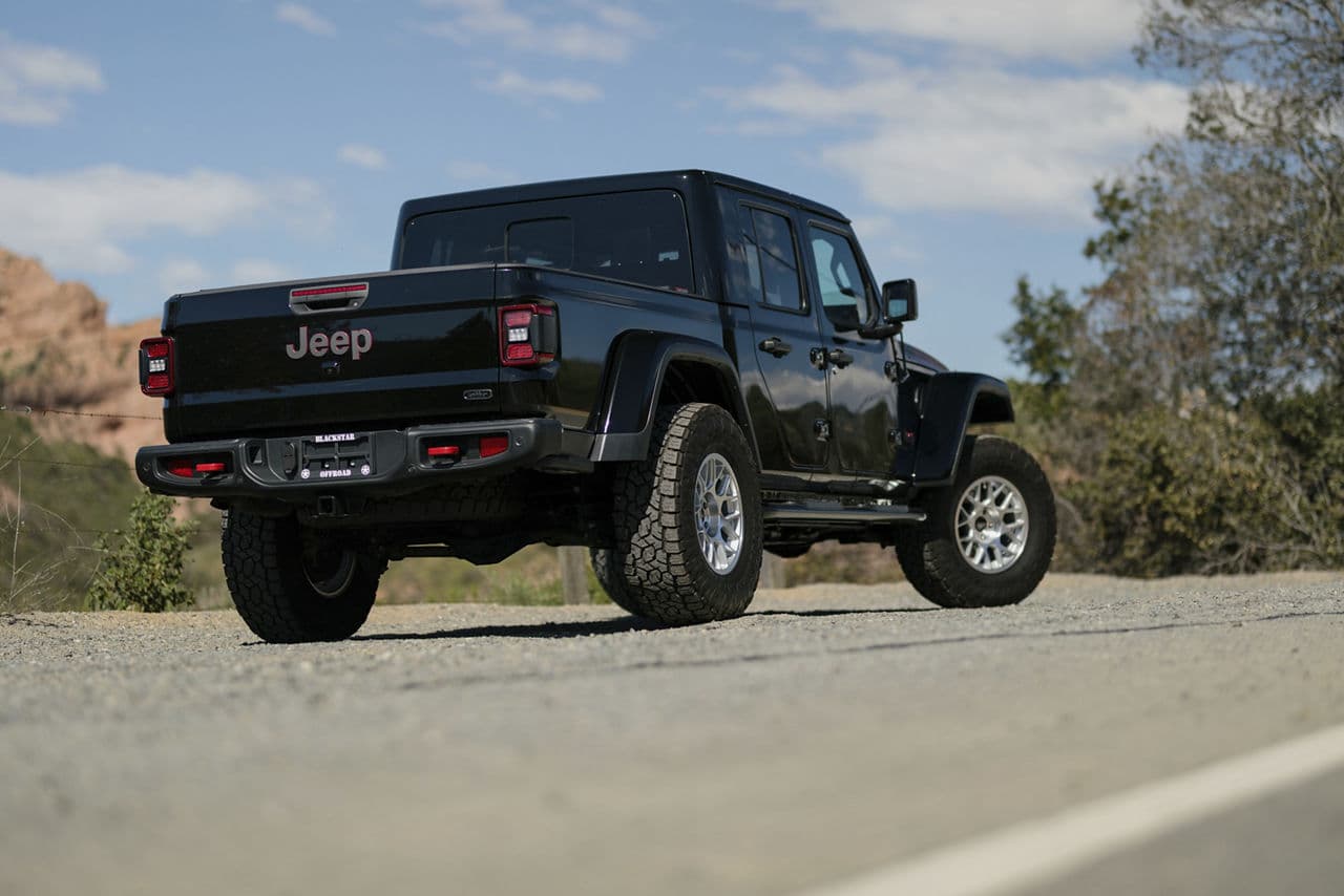 Side profile of 2022 Jeep Gladiator Rubicon with truck suv wheels