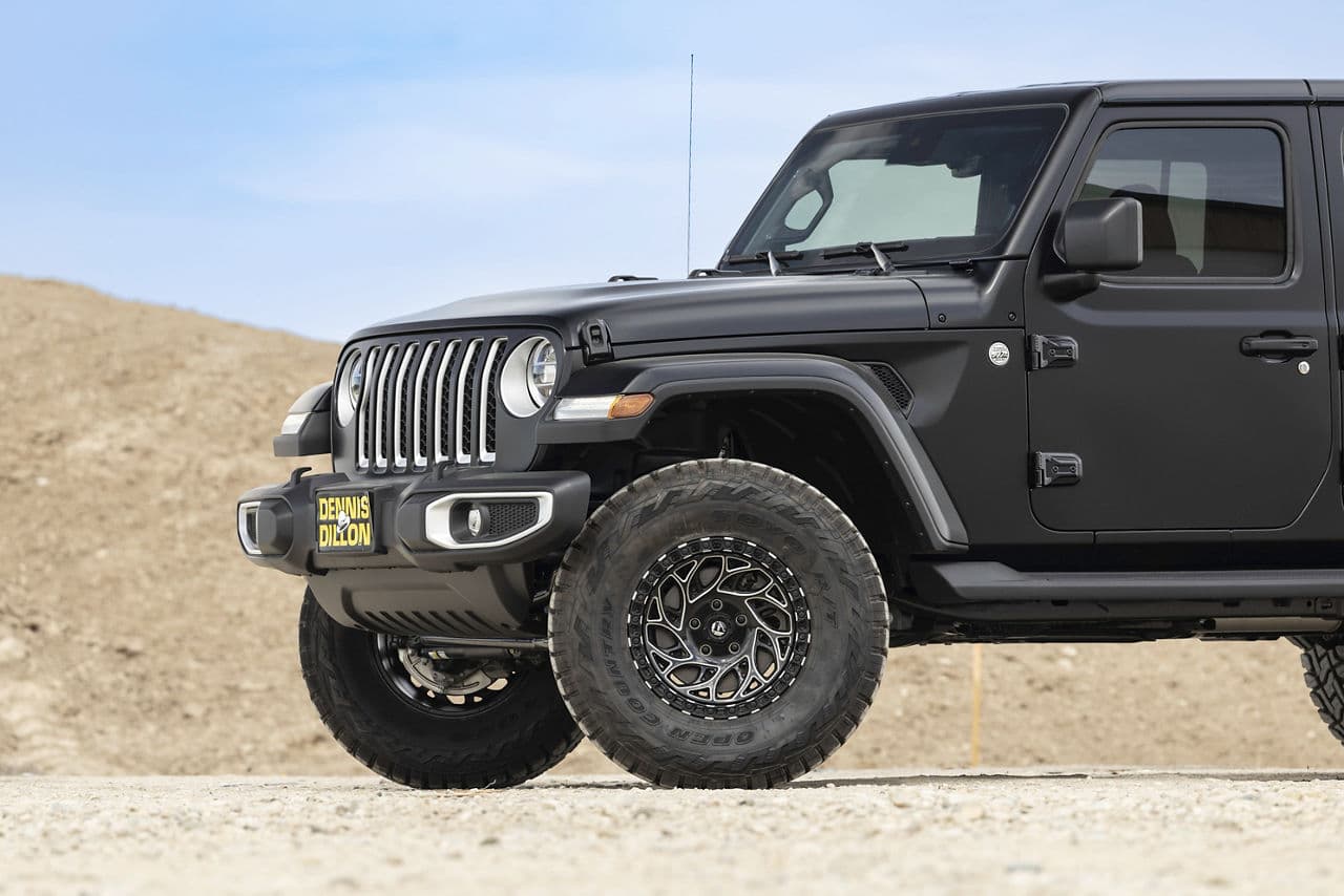 Side profile of 2022 Jeep Gladiator with truck suv wheels