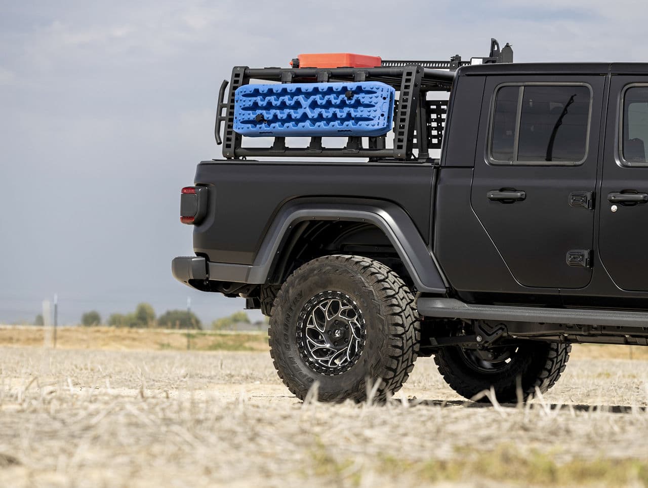 Detail view of 2022 Jeep Gladiator with truck suv wheels