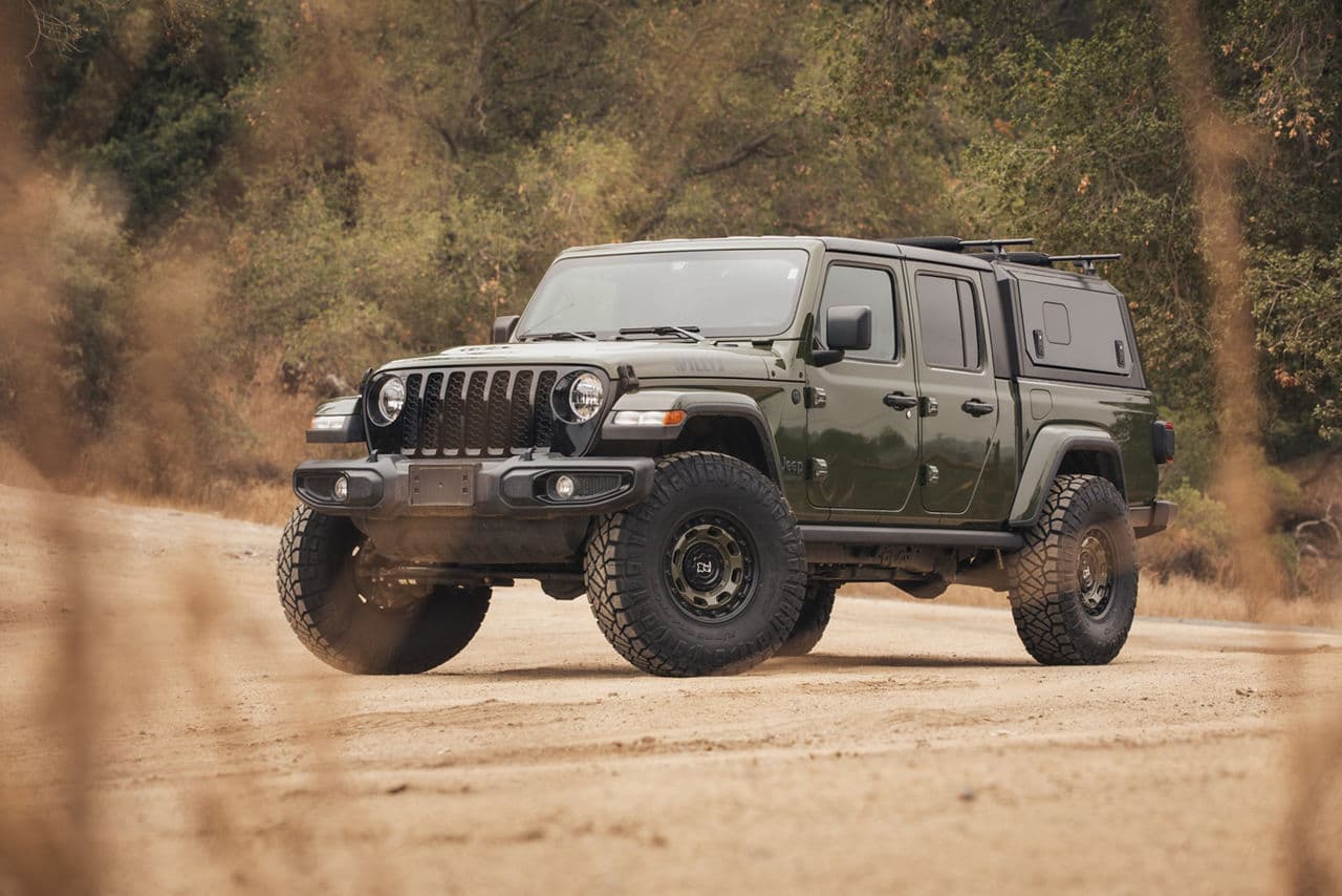 Front view of 2022 Jeep Gladiator with vehicle wraps