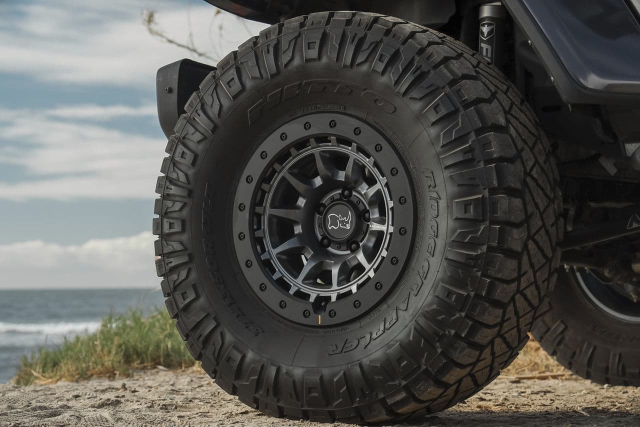 Detail view of 2022 Jeep Gladiator with wheels