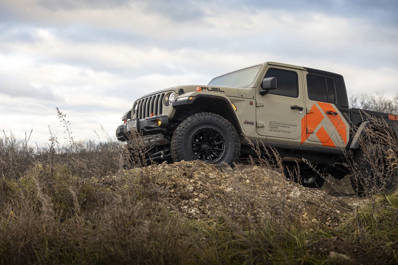 Side profile of 2022 Jeep Gladiator with wheels