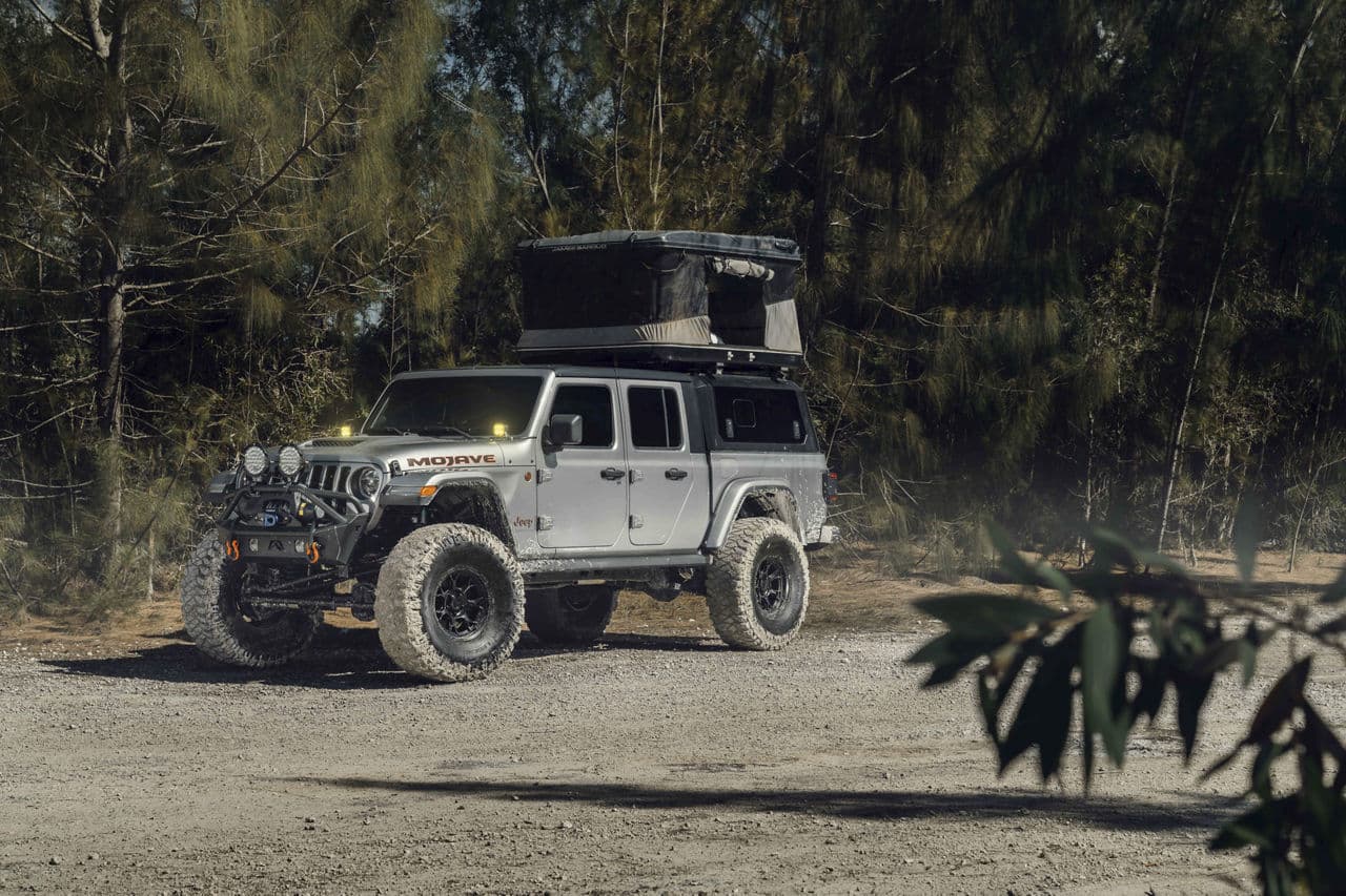 Side profile of 2022 Jeep Gladiator with wheels