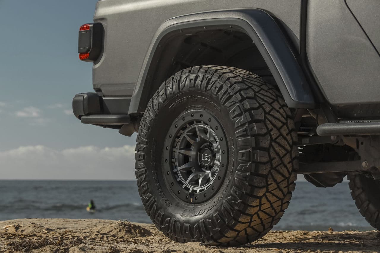 Side profile of 2022 Jeep Gladiator with wheels
