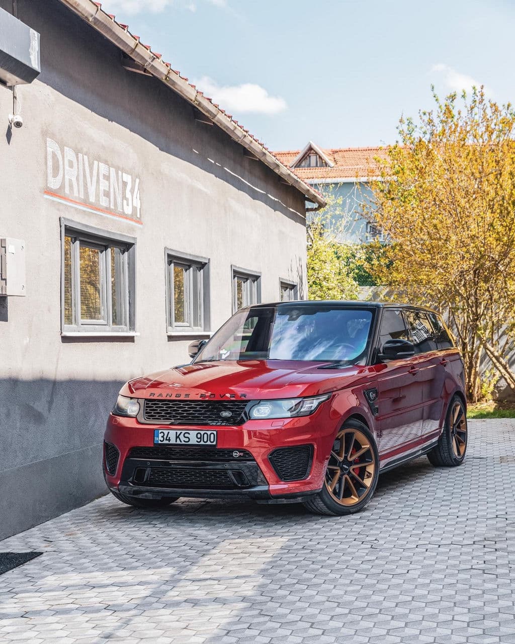 Side profile of 2022 Land Rover Range Rover with truck suv wheels