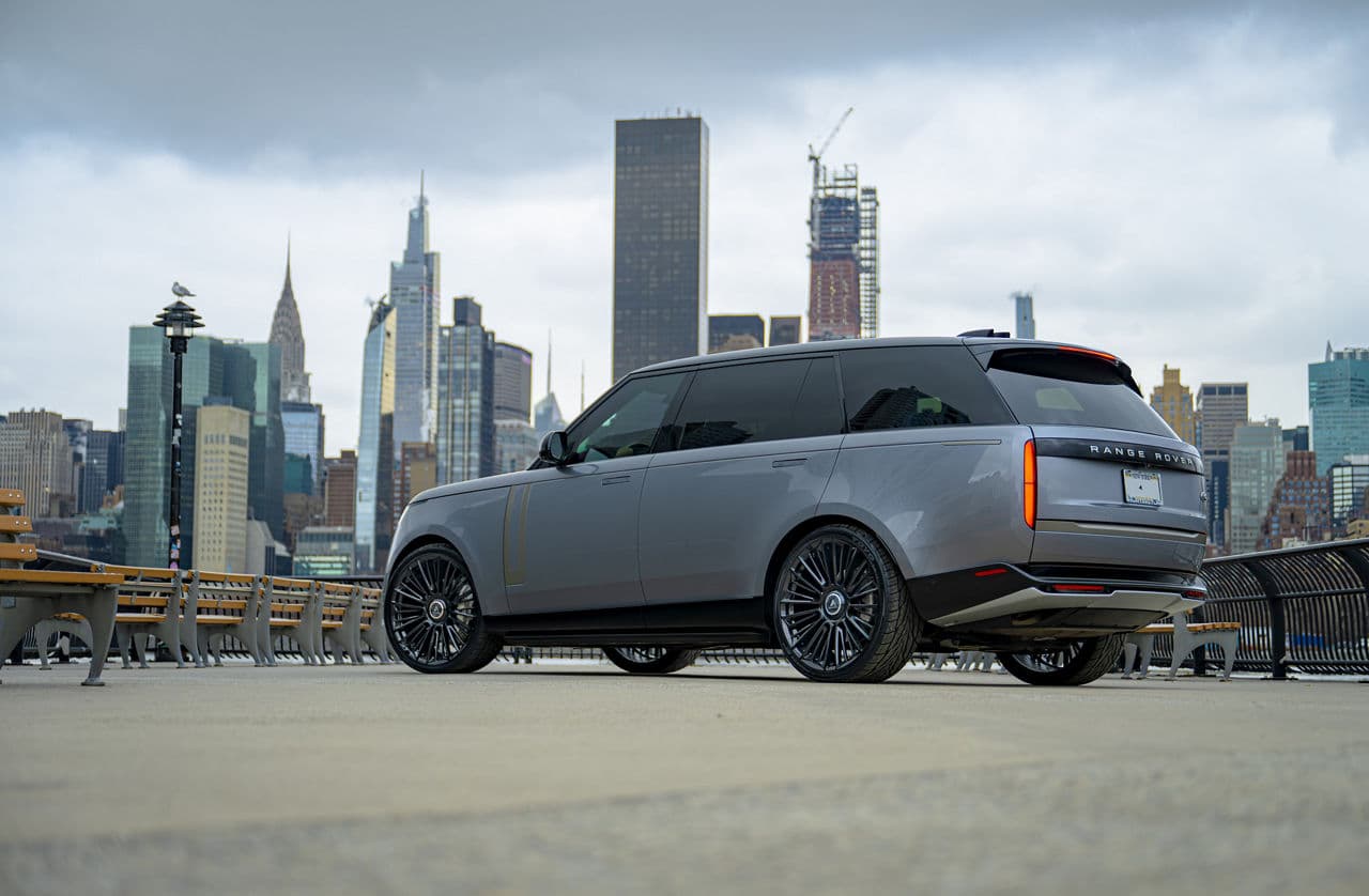 Front view of 2022 Land Rover Range Rover with wheels