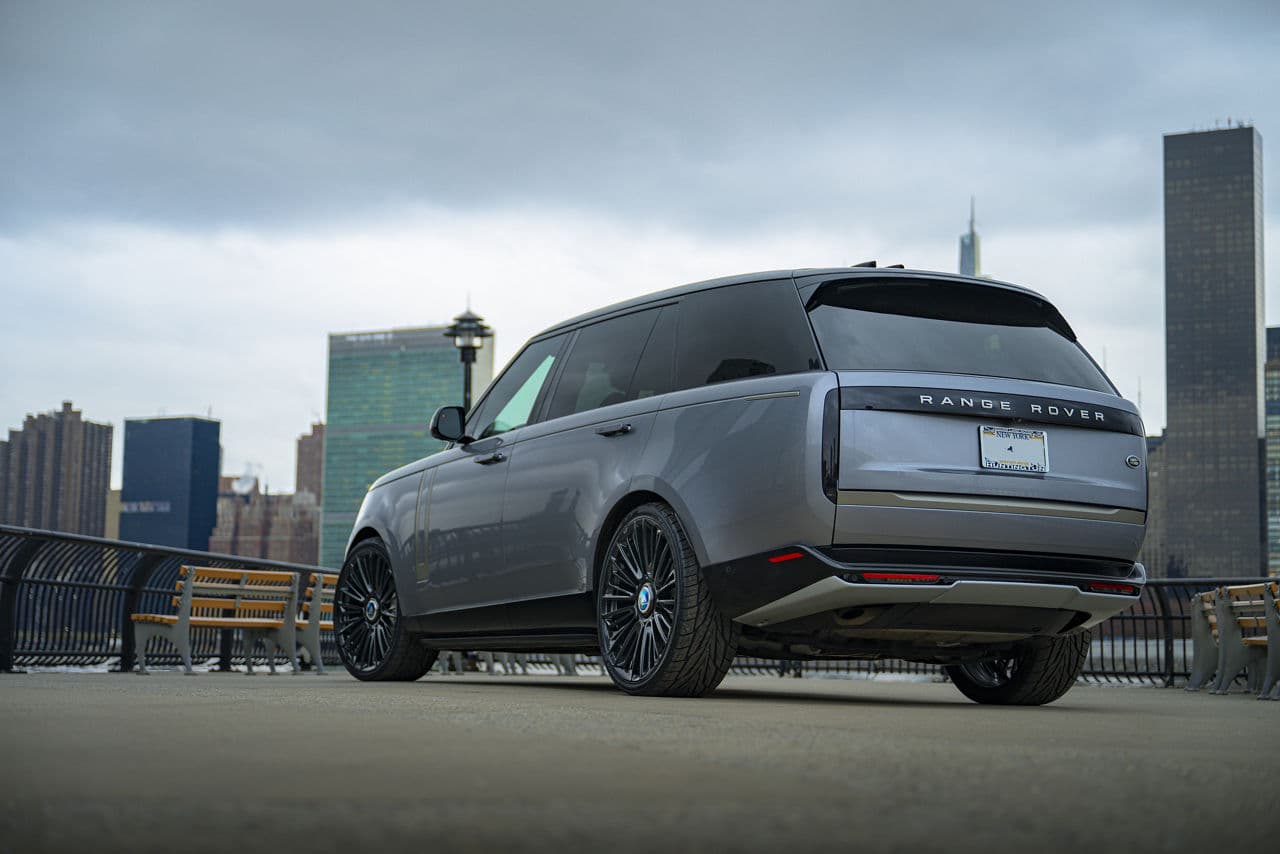 Side profile of 2022 Land Rover Range Rover with wheels