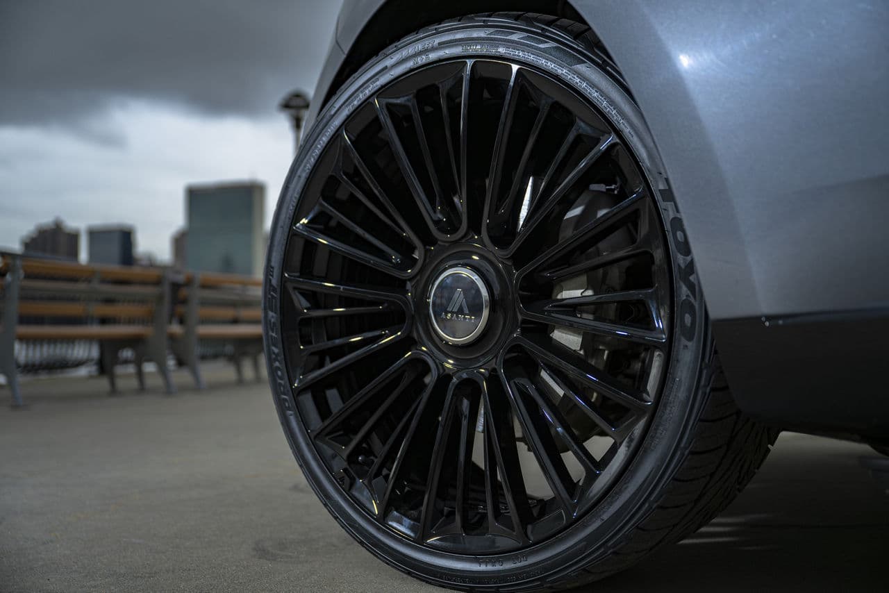 Detail view of 2022 Land Rover Range Rover with wheels