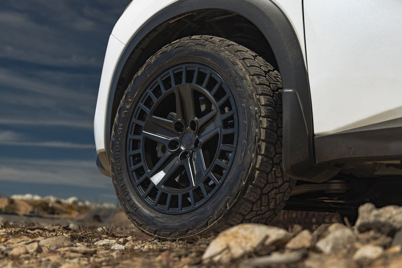 Side profile of 2022 Nissan Pathfinder with wheels