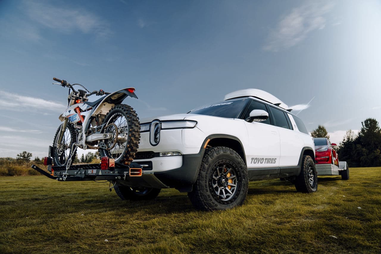 Front view of 2022 Rivian R1S with wheels