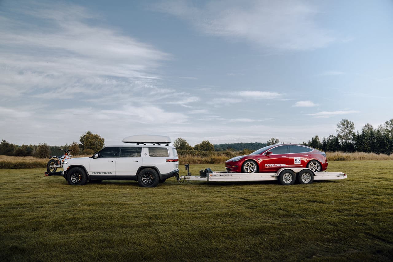 Side profile of 2022 Rivian R1S with wheels