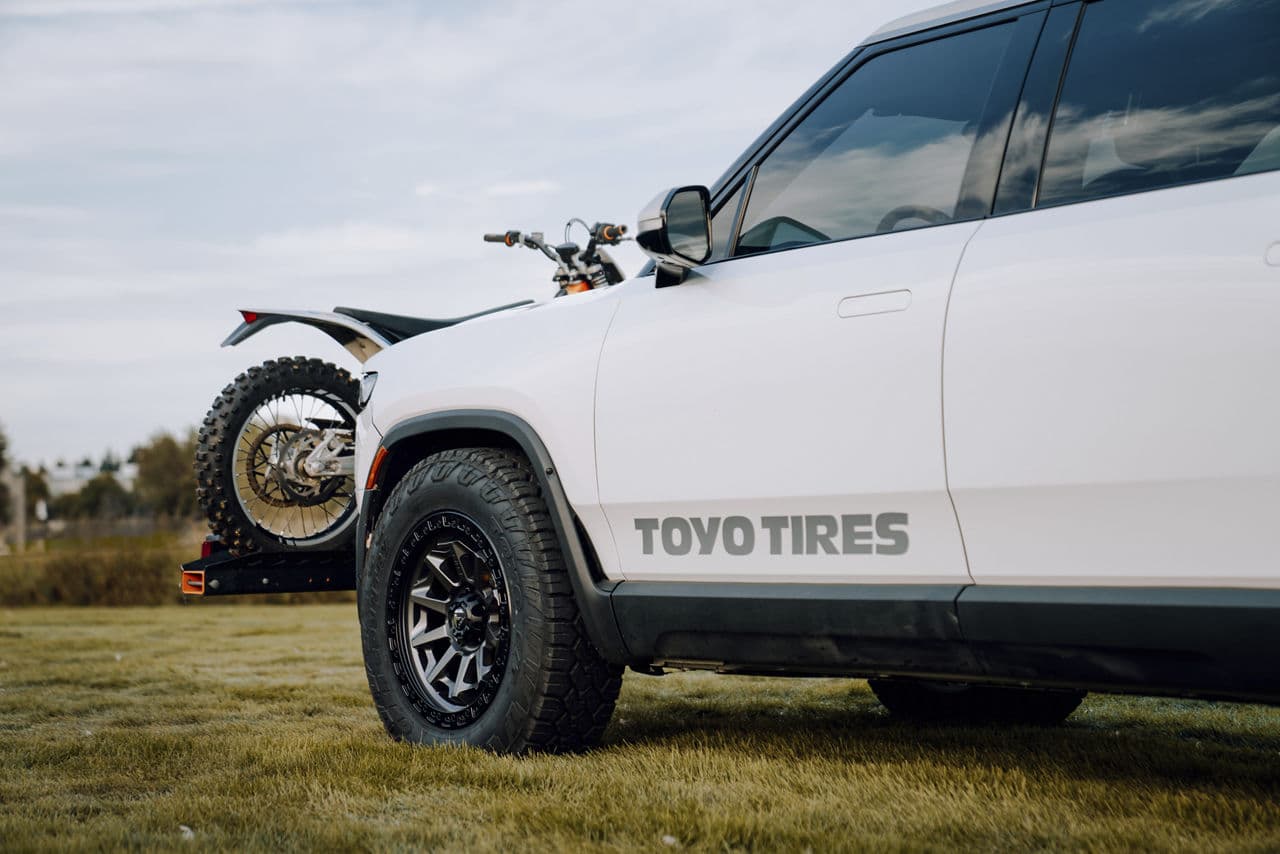 Detail view of 2022 Rivian R1S with wheels