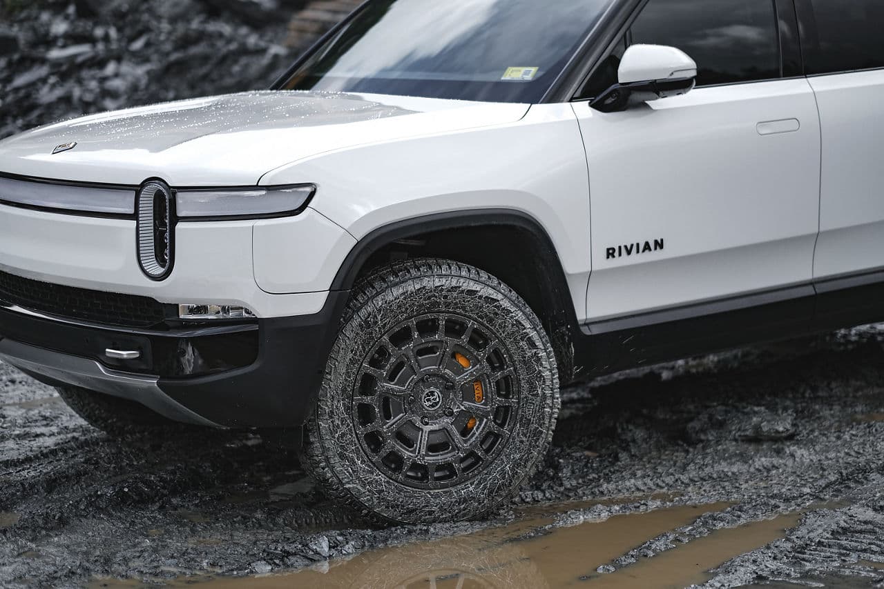 Side profile of 2022 Rivian R1T with truck suv wheels