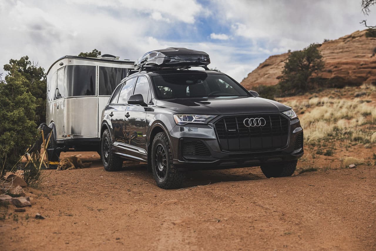 Side profile of 2023 Audi Q7 with wheels