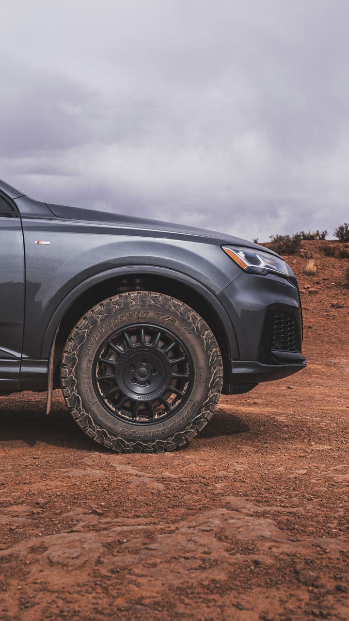 Detail view of 2023 Audi Q7 with wheels