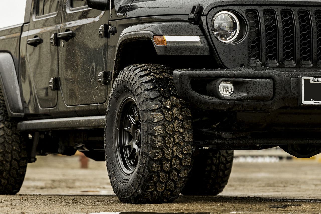 Side profile of 2023 Jeep Gladiator with wheels