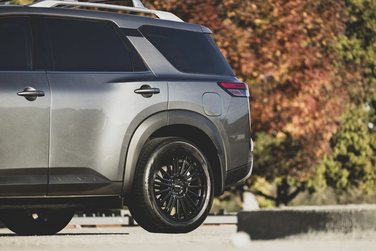 Side profile of 2023 Nissan Pathfinder with wheels