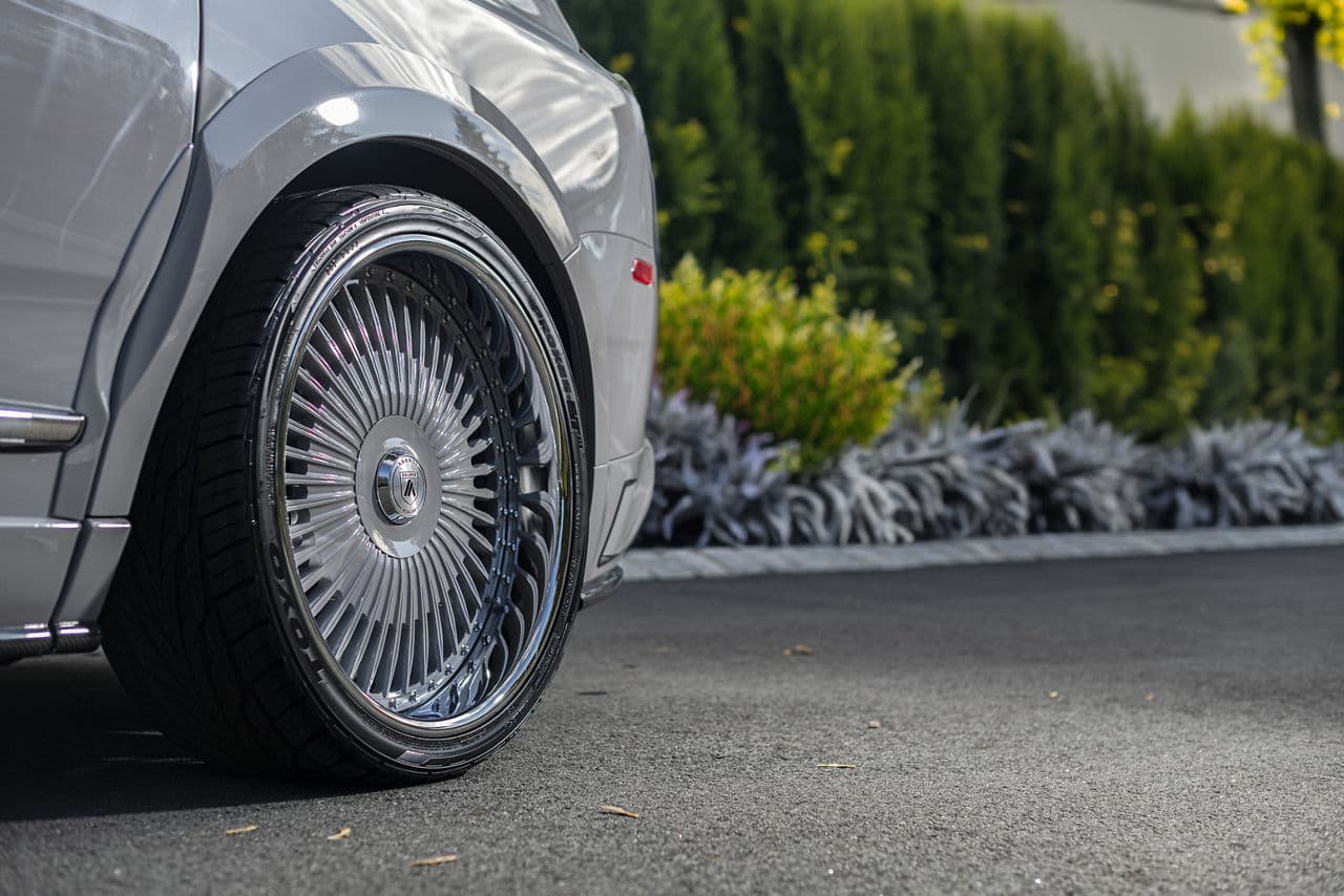 Side profile of 2023 Rolls-Royce Cullinan with wheels