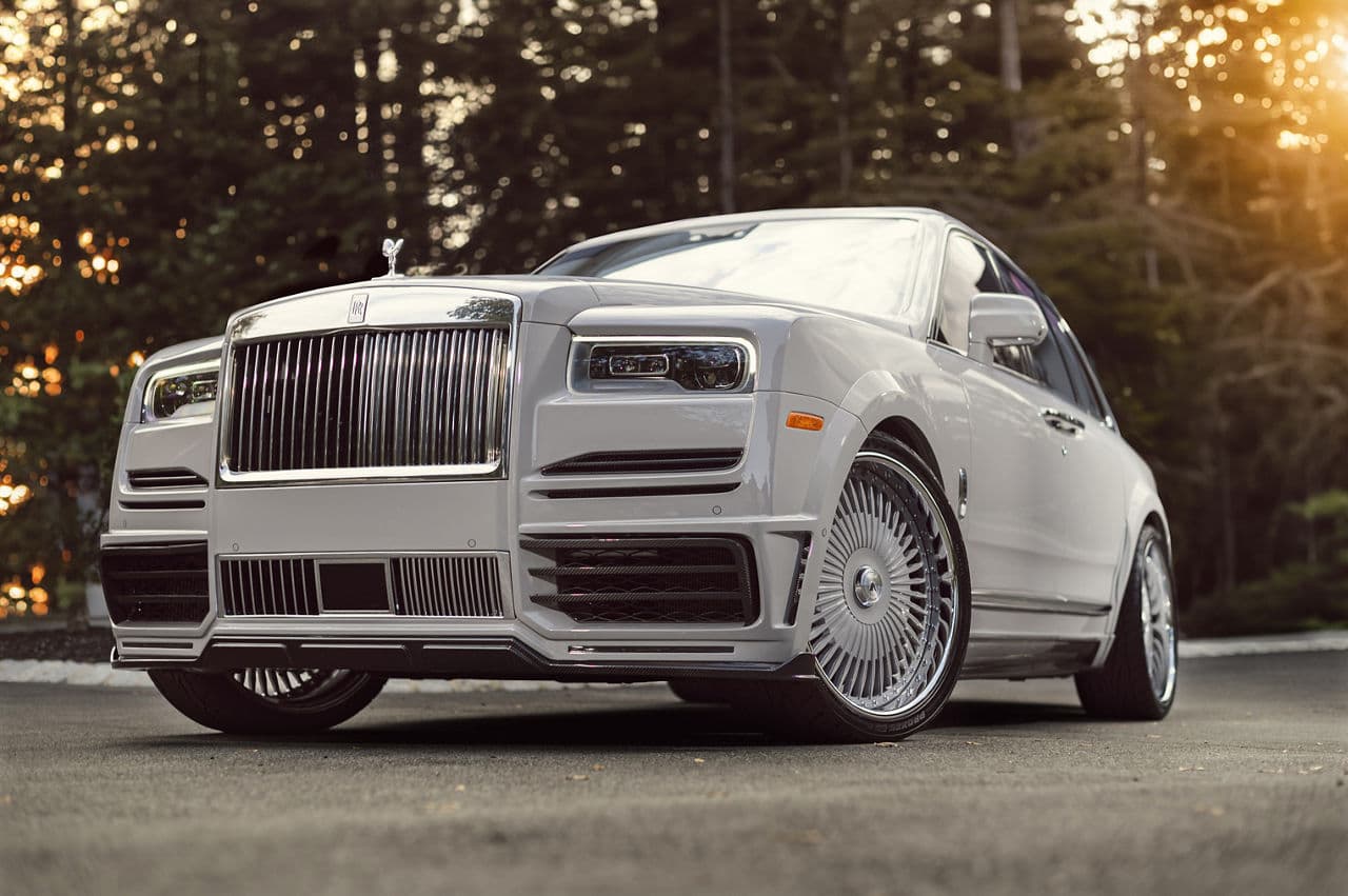 Detail view of 2023 Rolls-Royce Cullinan with wheels