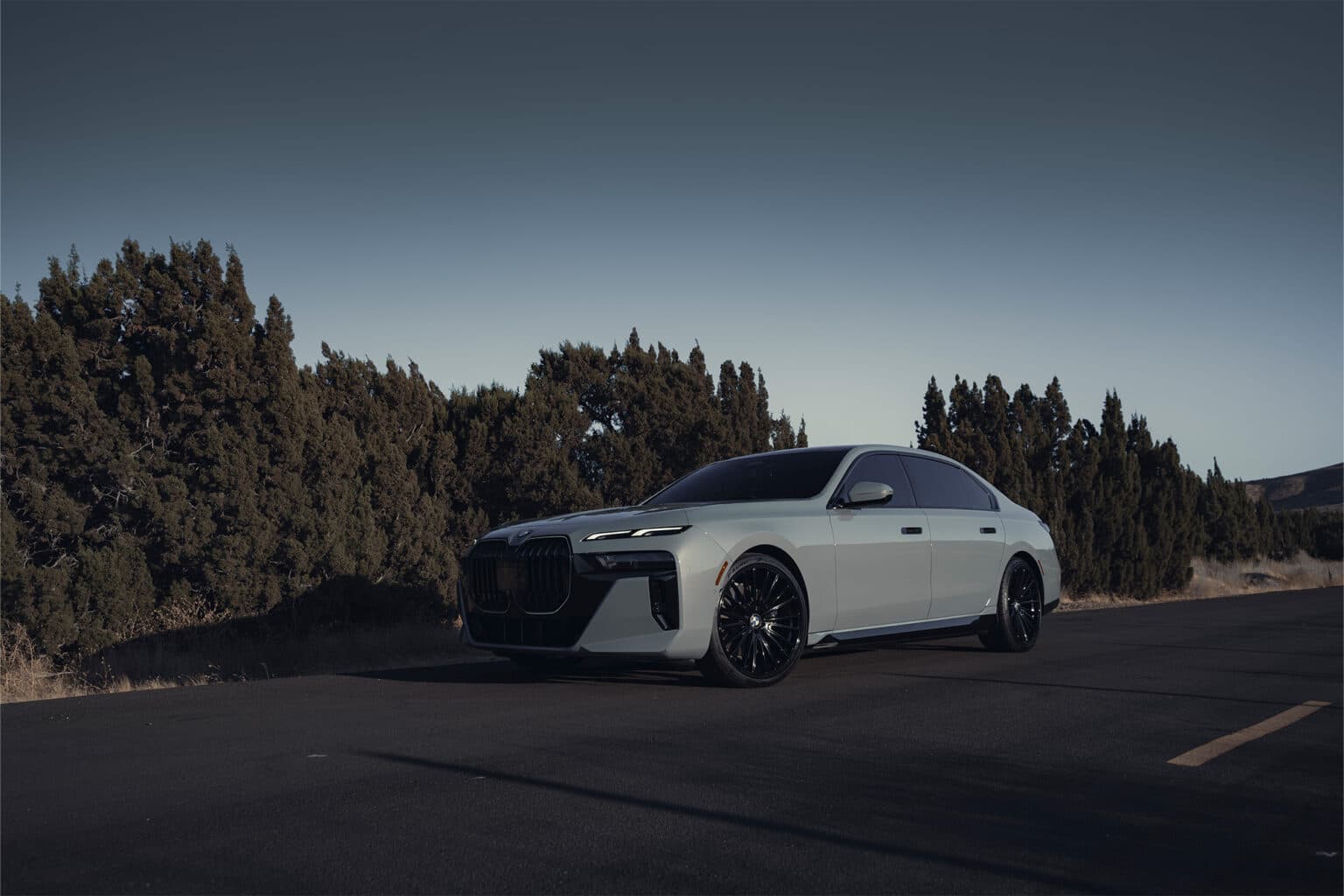 2024 BMW i7 — wheels, front view