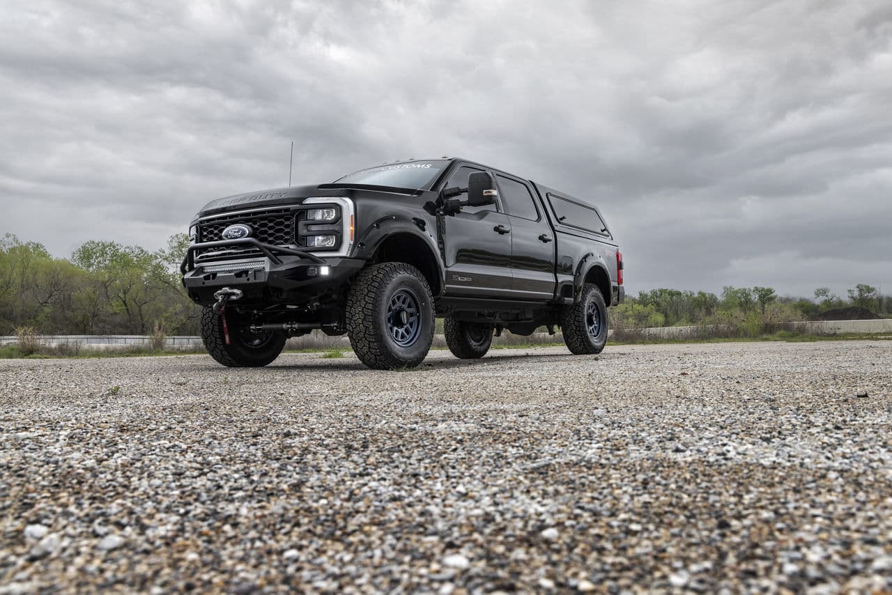 Front view of 2024 Ford F250 Super Duty with wheels