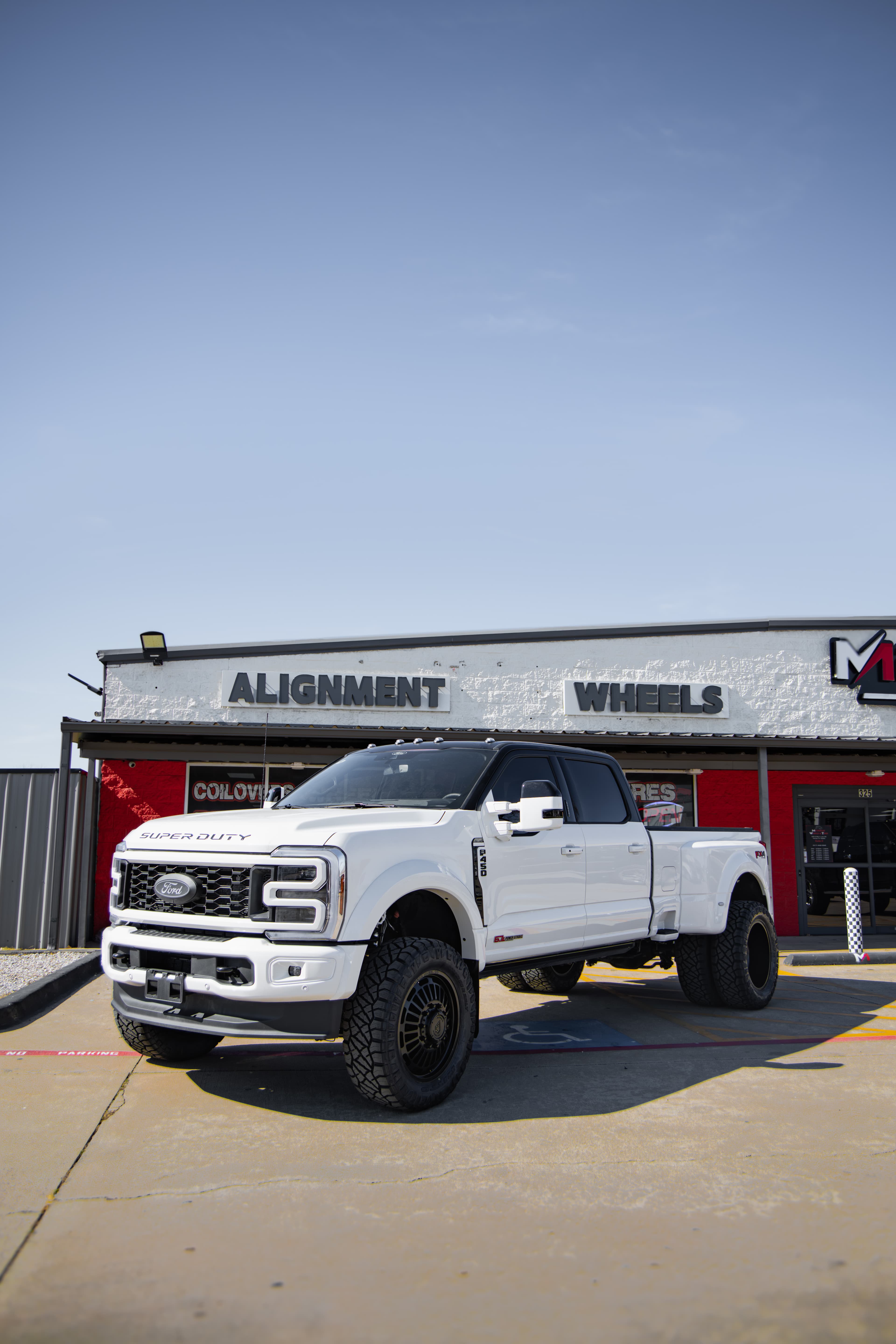 Troca levantada con instalación profesional de suspensión en Metroplex Customs en Irving, TX