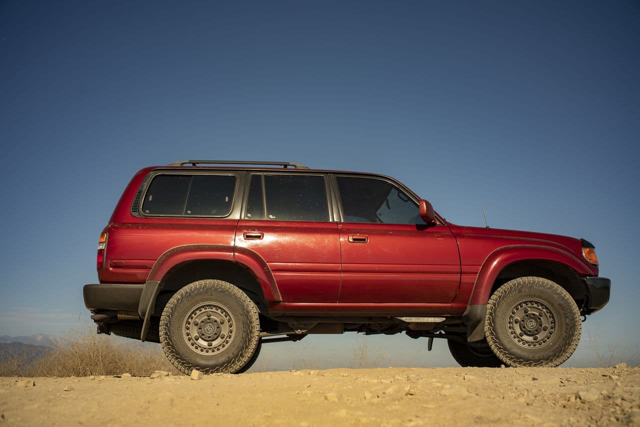 Side profile of 1993 Toyota Land Cruiser with wheels