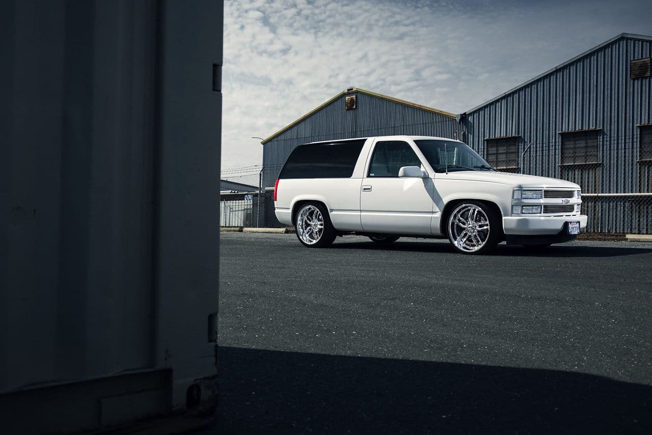 Front view of 1995 Chevrolet Tahoe with wheels