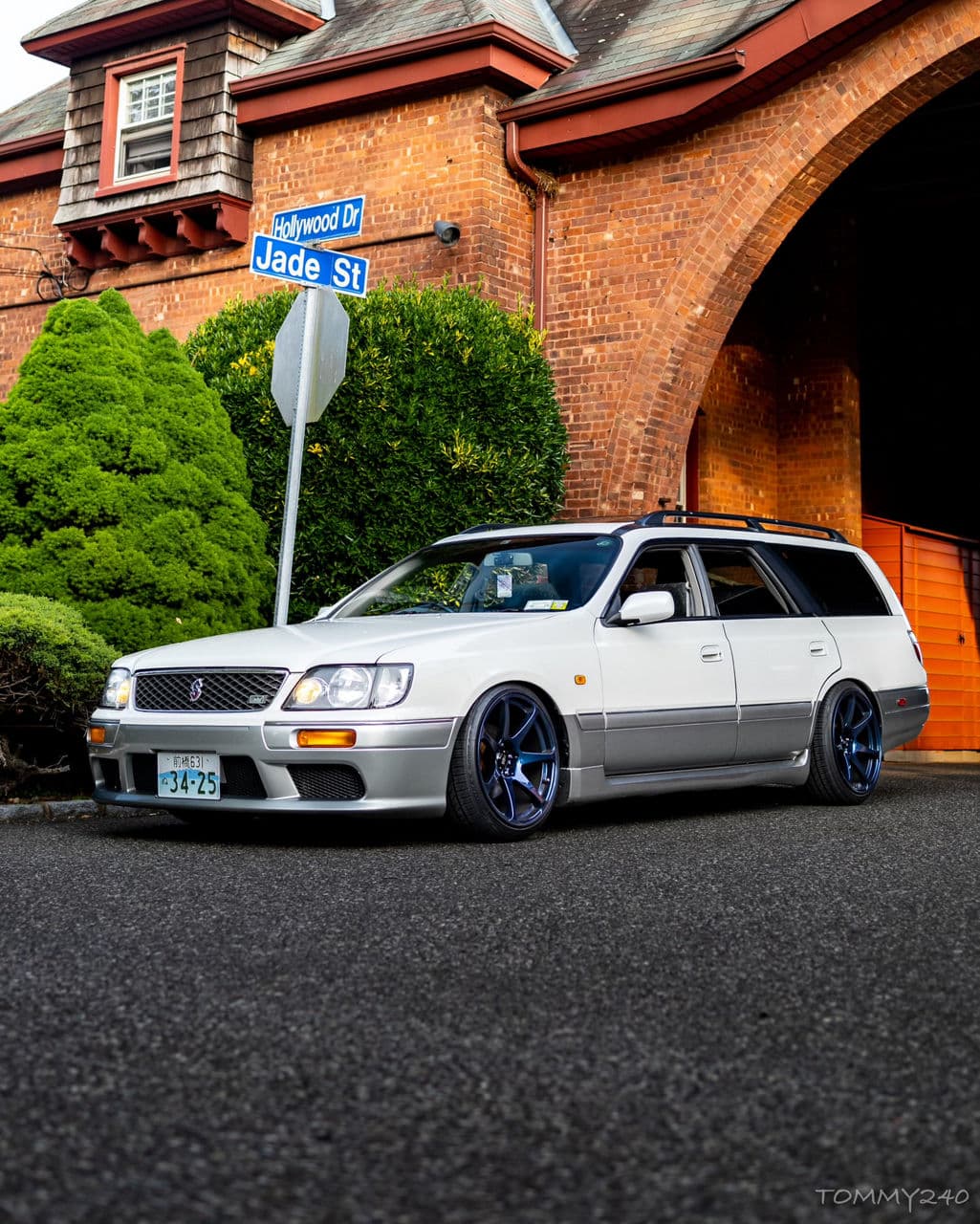 Front view of 1998 Nissan Stagea with wheels