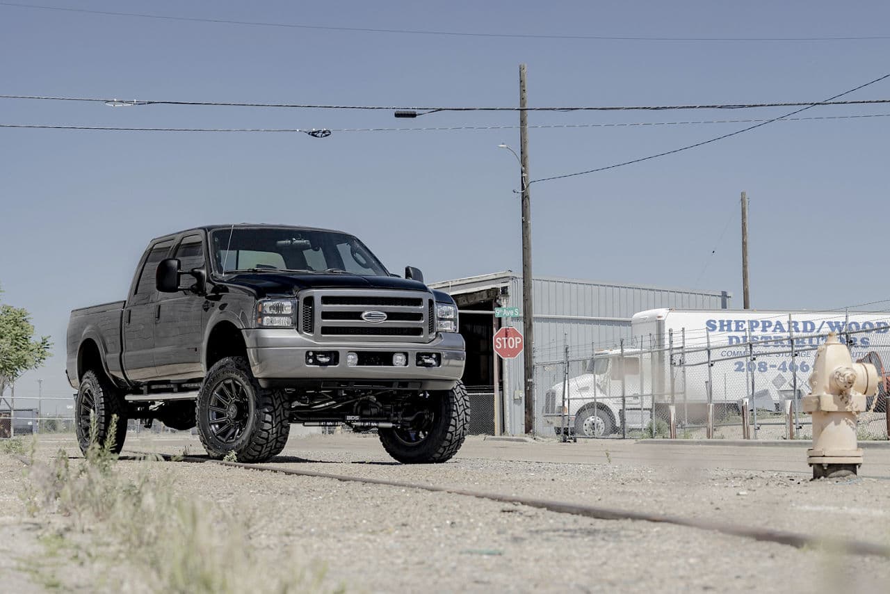 Detail view of 2004 Ford F250 with wheels