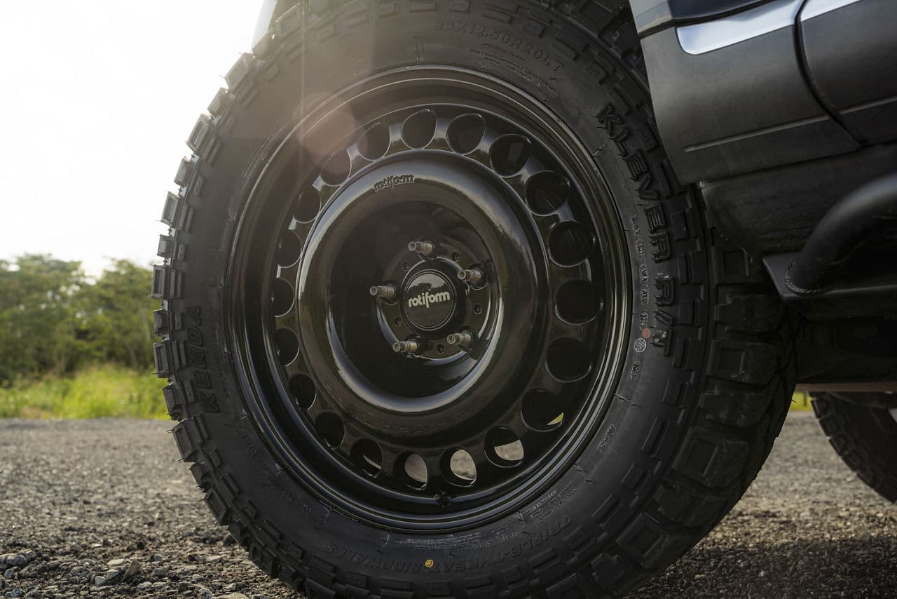 Side profile of 2005 Volkswagen Toureg with wheels