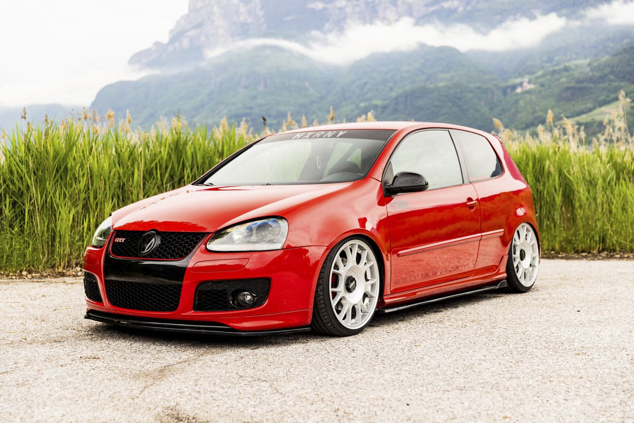 Front view of 2007 Volkswagen Golf GTI with wheels