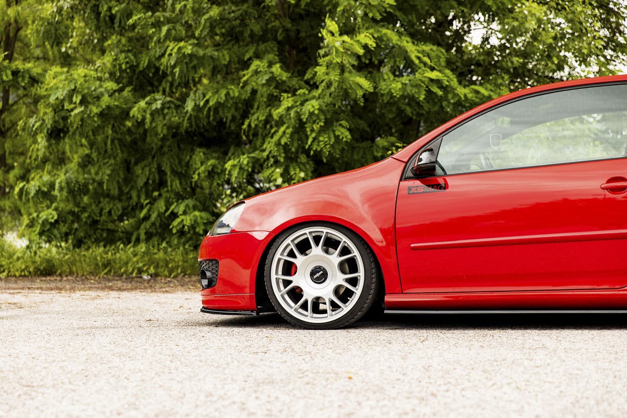Side profile of 2007 Volkswagen Golf GTI with wheels