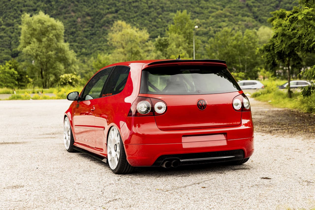 Detail view of 2007 Volkswagen Golf GTI with wheels