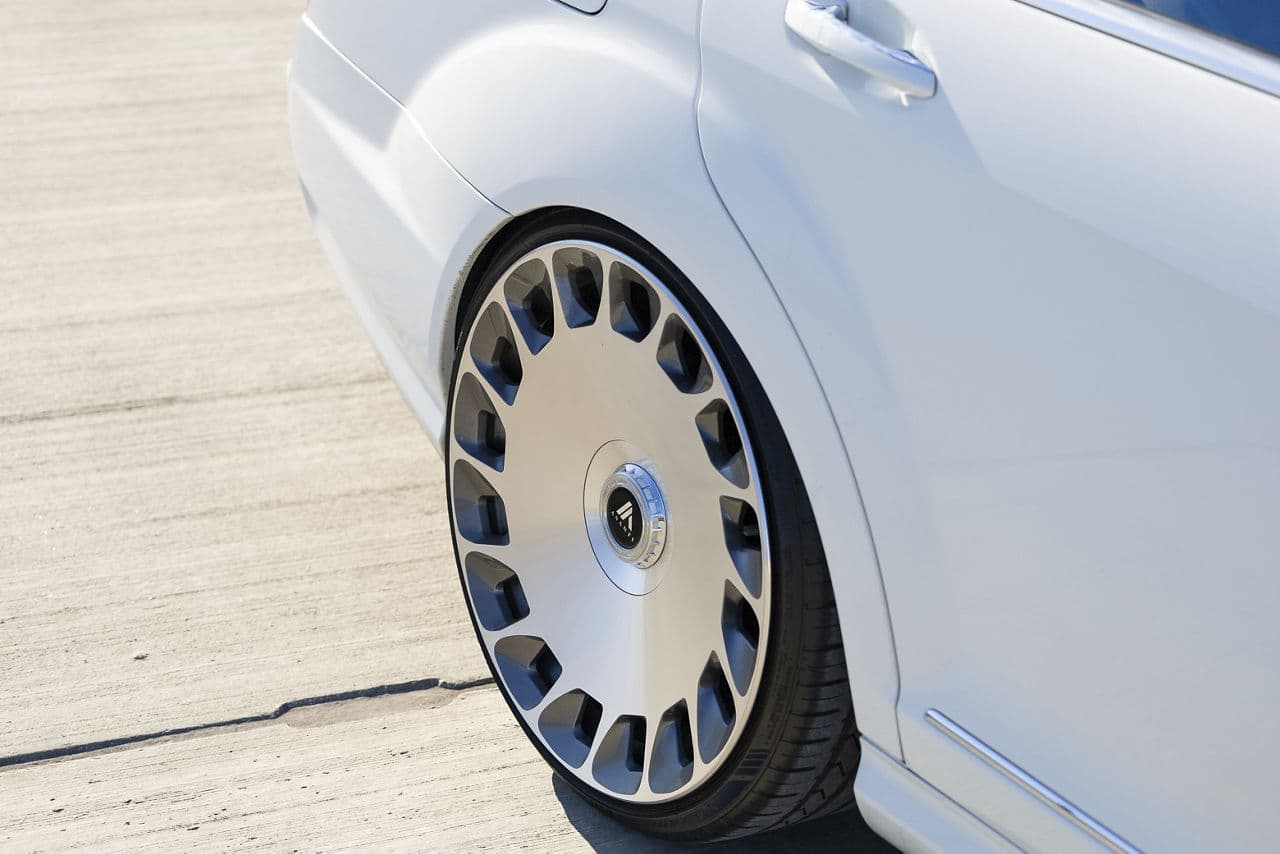 Side profile of 2008 Mercedes-Benz S-Class with wheels
