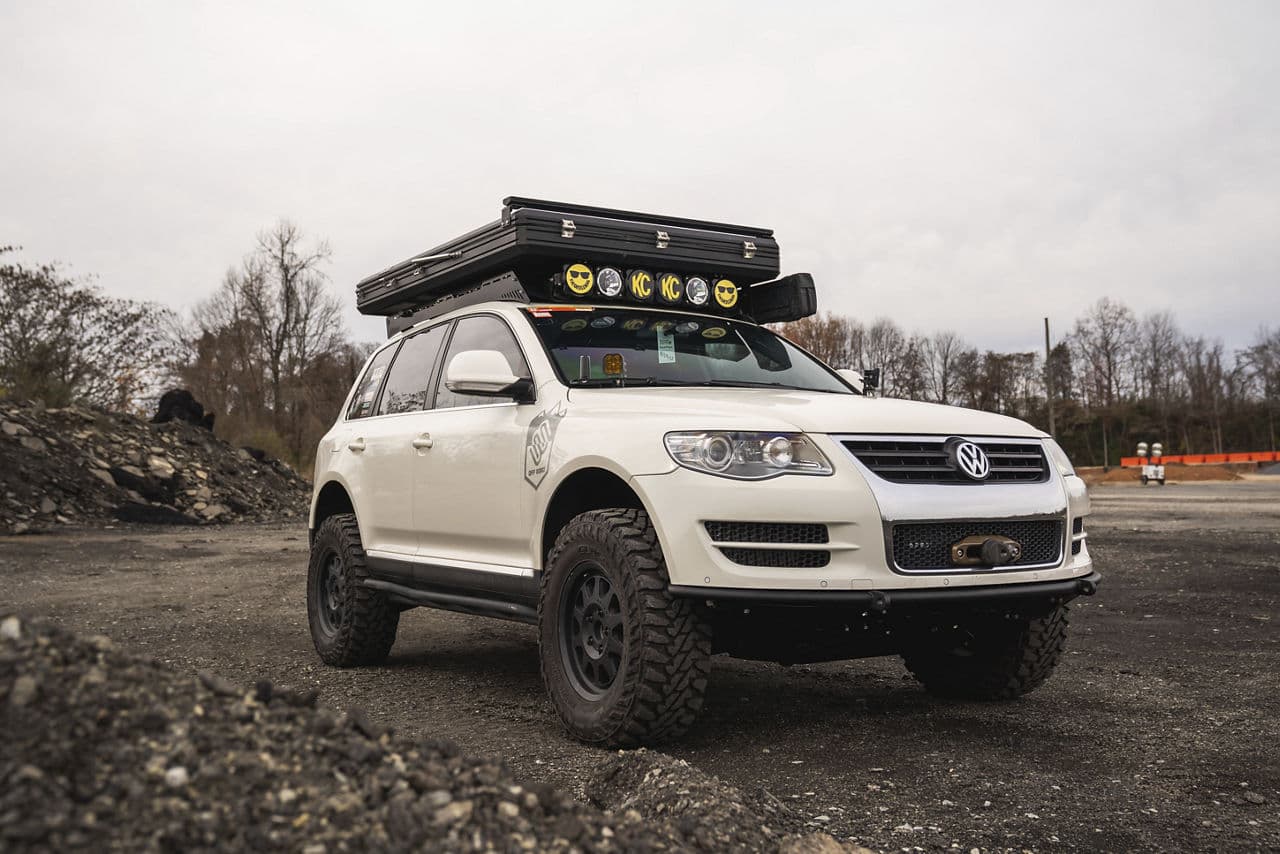 Front view of 2008 Volkswagen Toureg with wheels
