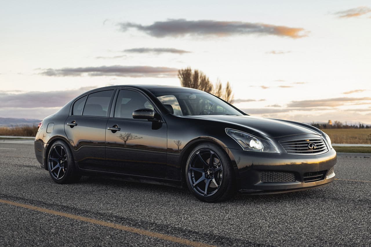 Side profile of 2009 Infiniti G37 with wheels