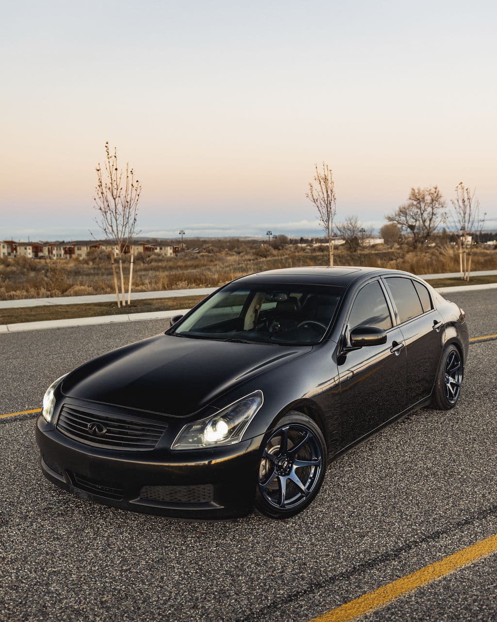 Interior of 2009 Infiniti G37 with wheels