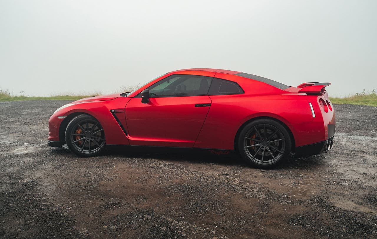 Side profile of 2011 Nissan GTR with wheels