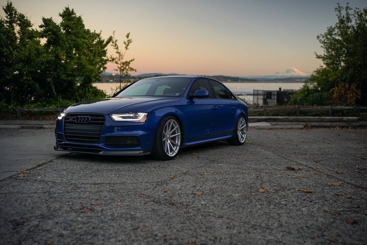 Side profile of 2013 Audi S4 with wheels