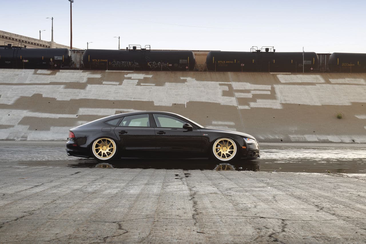 Side profile of 2014 Audi A7 with wheels