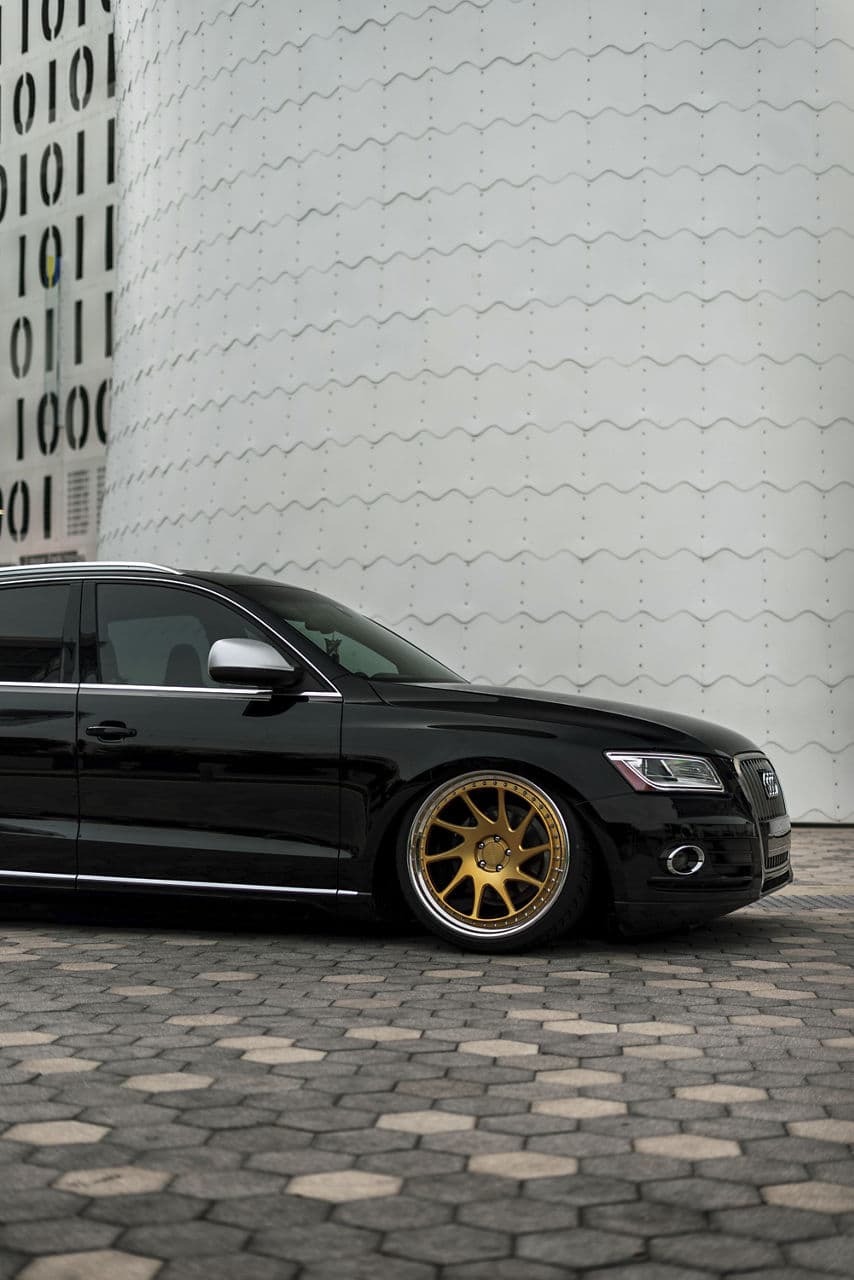 Rear view of 2014 Audi Q5 with wheels